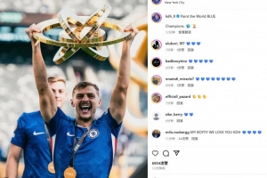 出战5场打进1球！霍尔社媒晒捧杯照：冠军！将世界染成蓝色