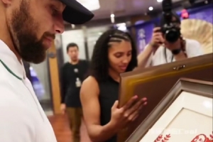 KAIYUN下载app-感受中国传统文化！库里中国行体验重庆非遗拓印&amp;剪纸