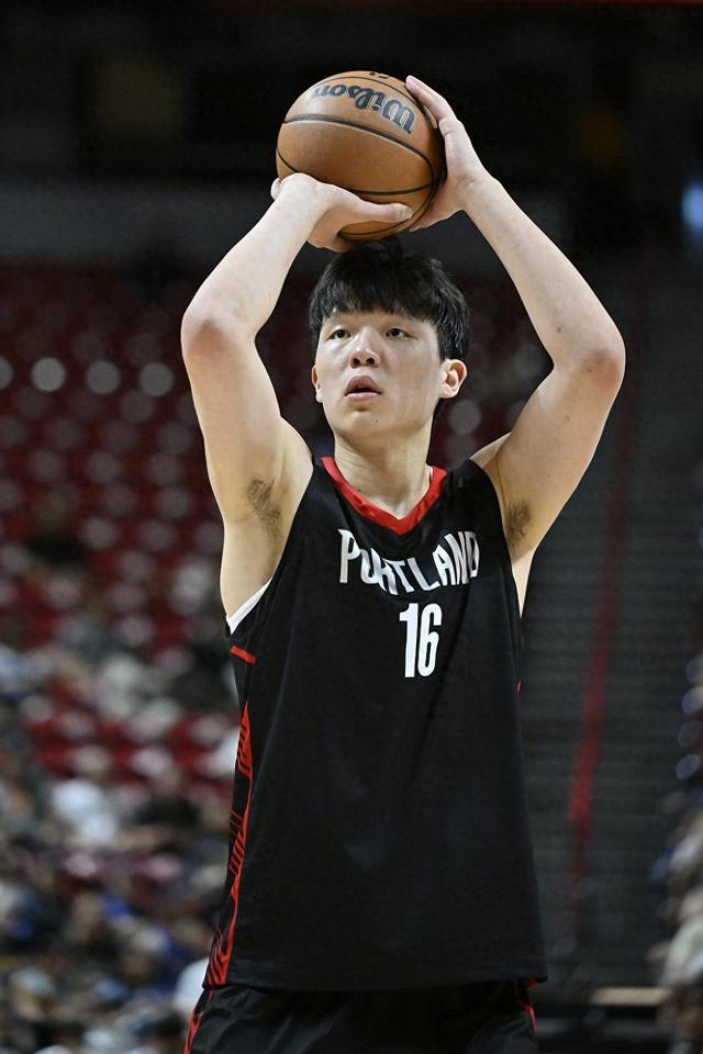 拓媒：👍杨瀚森现在就是球队的门面 我愿称之为杨疯狂