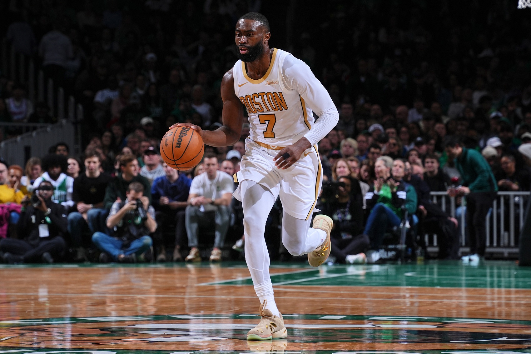 开云-上一场额度用完了？杰伦·布朗半场14中3 仅得7分6板3助另2次失误